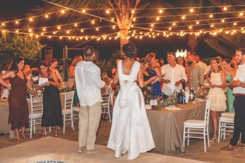 novios clebrando su boda al aire libre